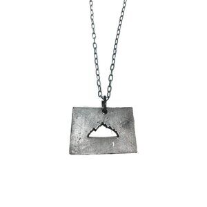 ANJU necklace Colorado- State outline with mountains